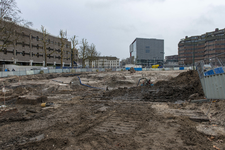 838469 Gezicht op het opgravingsterrein op het Smakkelaarsveld te Utrecht naar het oosten. Links de funderingen van ...